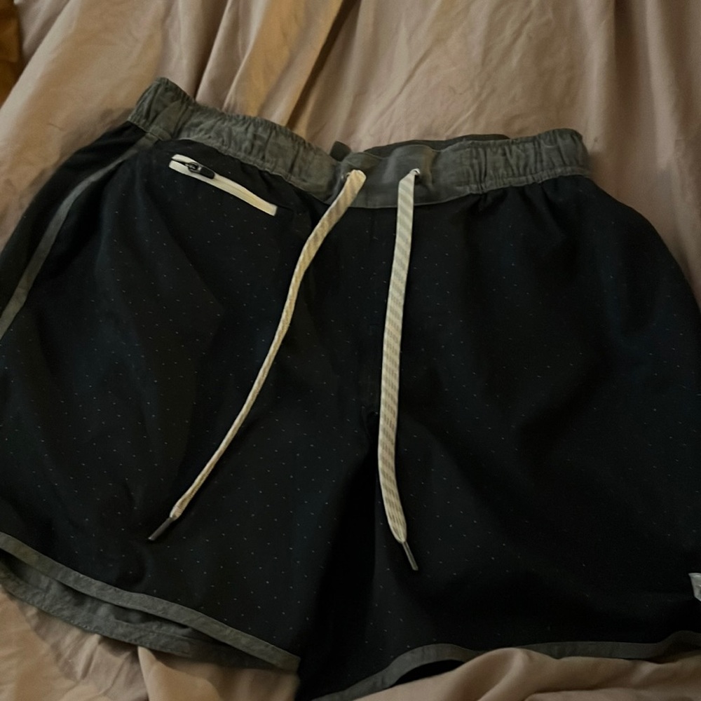 Worn once Vuori Banks Shorts 5” blue with polka dots